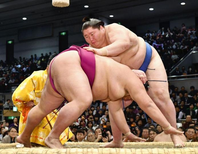 Ичиножү А.Ичинноров аваргын араас нэг унаатайгаар нэхэж байна