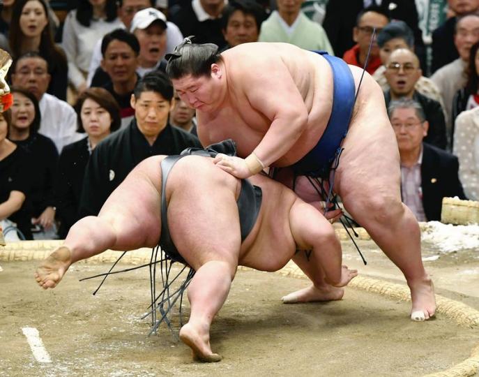 Ичиножу А.Ичинноров нэг унаатайгаар аваргын хойноос нэхэж байна