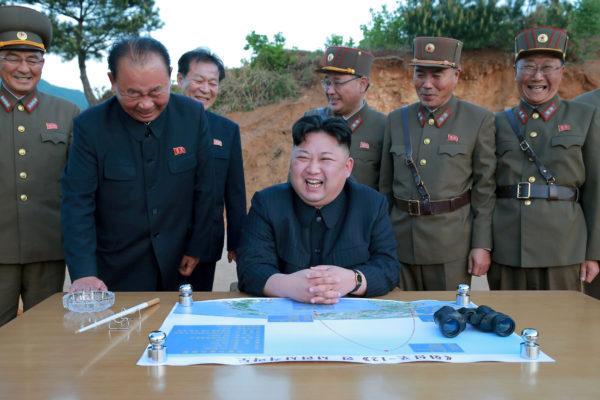 Хойд Солонгос баяраа тэмдэглэж, Япон, БНСУ аюулгүй байдлаа чангатгаж байна