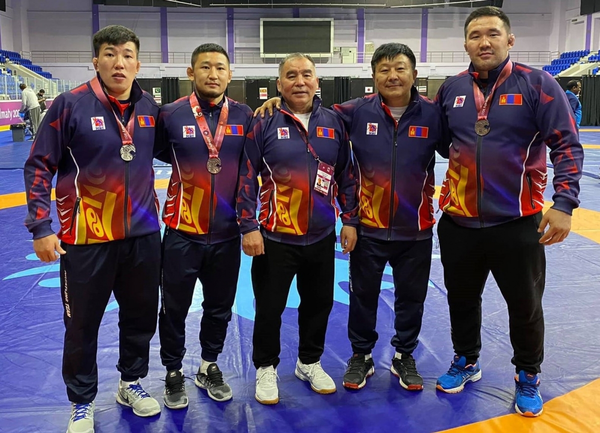 Чөлөөт бөхийн эрэгтэй баг Азиас гурван медаль хүртлээ