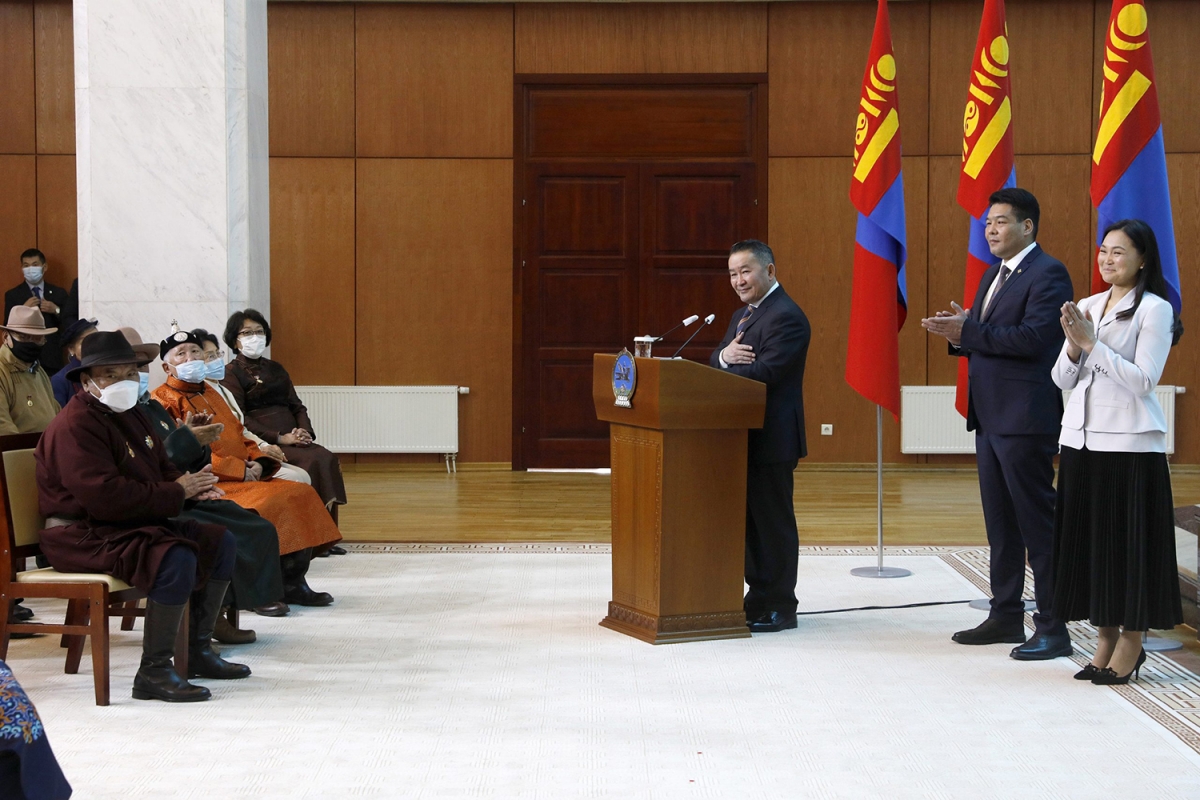 Монгол Улсын Ерөнхийлөгч Х.Баттулга төрийн дээд цол, одон, медаль гардууллаа