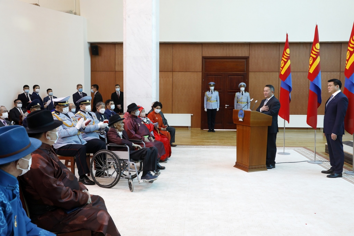 Монгол Улсын Ерөнхийлөгч Халтмаагийн Баттулга төрийн дээд одон медаль, цол олголоо