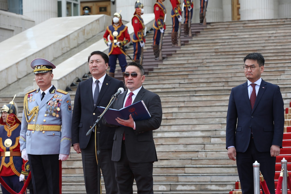 Монгол Улсын Ерөнхийлөгч Халтмаагийн Баттуллга Зэвсэгт хүчний нийт бие бүрэлдэхүүнд Чингис хаан одонг хүртээлээ