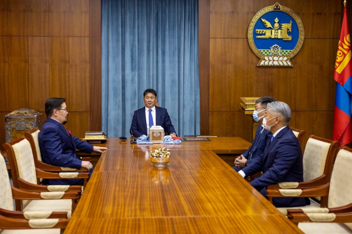 Монгол Улсын Ерөнхийлөгч У.Хүрэлсүхэд УИХ-ын дарга, Монгол Улсын Ерөнхий сайд нар бараалхав