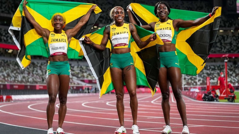 Эмэгтэйчүүдийн 100 метрийн гүйлтийн гурван медалийг Ямайкчууд хүртлээ