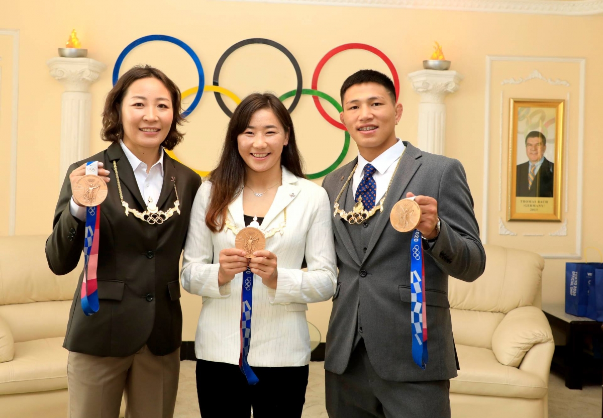 Олимпын медальтнуудыг МҮОХ-ны 