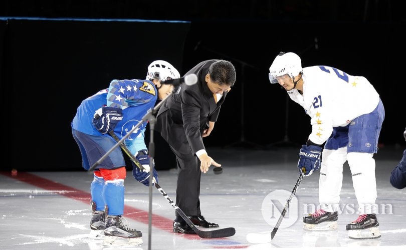 Монголын хоккейчид анх удаа битүү ордонд  хүч сорино