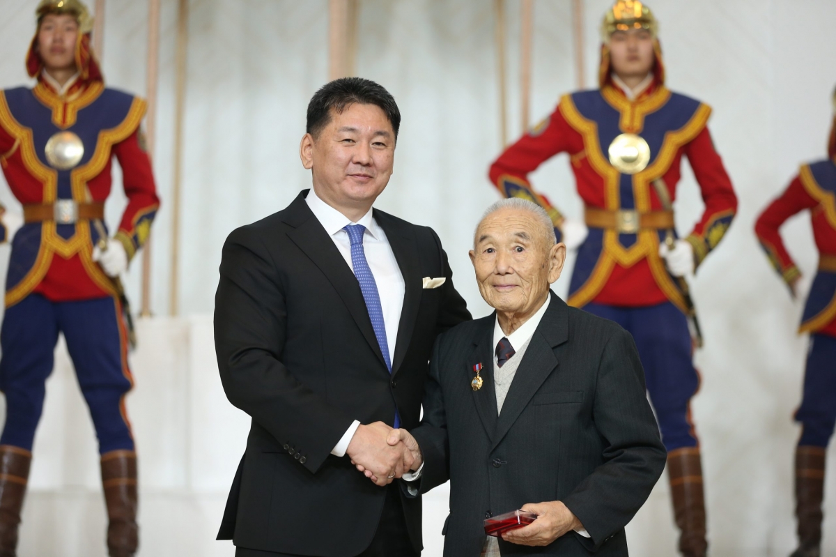 Монгол Улсын Ерөнхийлөгч У.Хүрэлсүх салбар, салбарын төлөөлөлд төрийн дээд цол, одон, медаль хүртээв