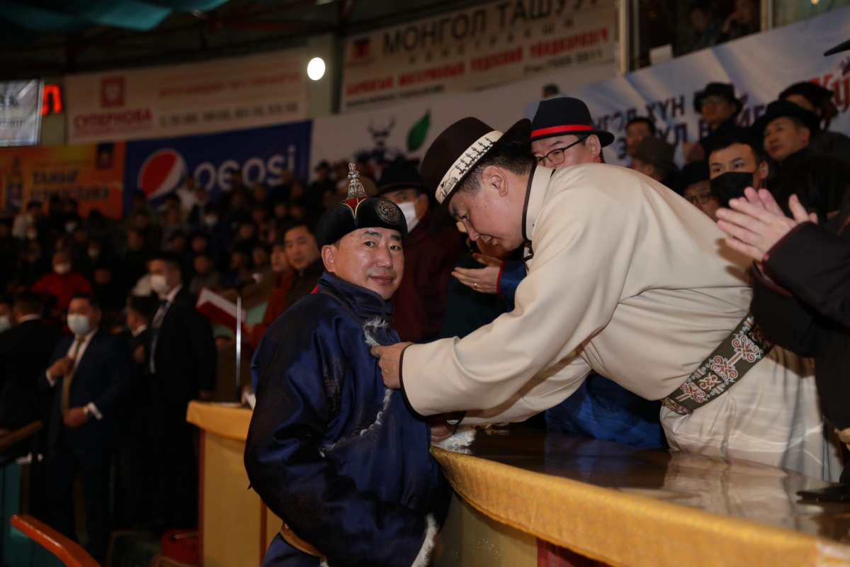 Монгол Улсын Ерөнхийлөгч У.Хүрэлсүх уяачдад улсын цол хүртээлээ