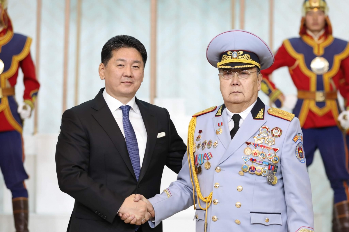 “Монгол цэргийн өдөр”-ийг тохиолдуулан төрийн дээд шагнал, одон, медаль гардуулав
