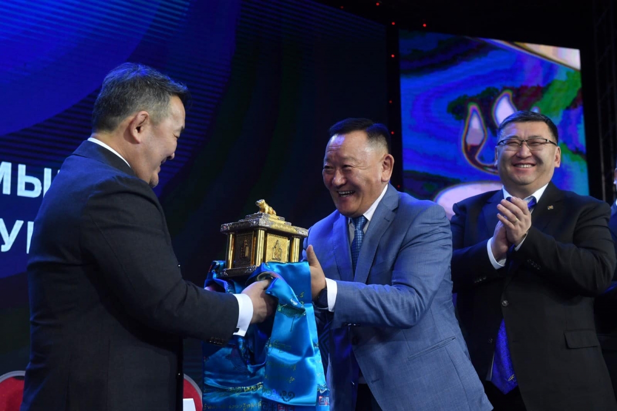 Монгол Улсын тав дахь Ерөнхийлөгч Халтмаагийн Баттулгыг Ардчилсан намын даргаар батламжилж, тамга гардуулан өглөө