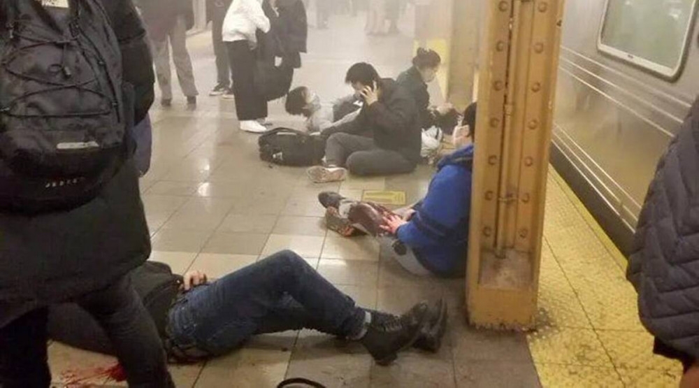 Нью-Йоркийн метронд галт зэвсэгтэй этгээд, 33 удаа буудаж 10 хүн шархдуулжээ