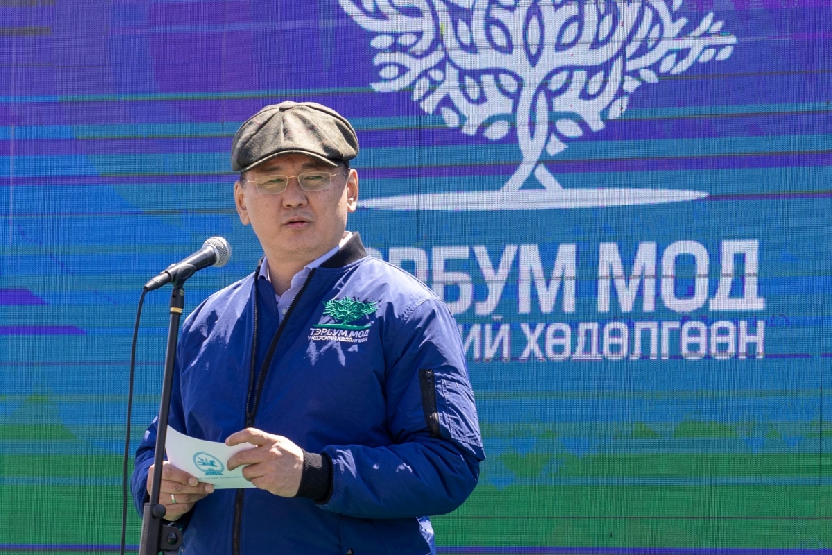 Монгол Улсын Ерөнхийлөгч Үндэсний цэцэрлэгт хүрээлэнд мод тарилаа