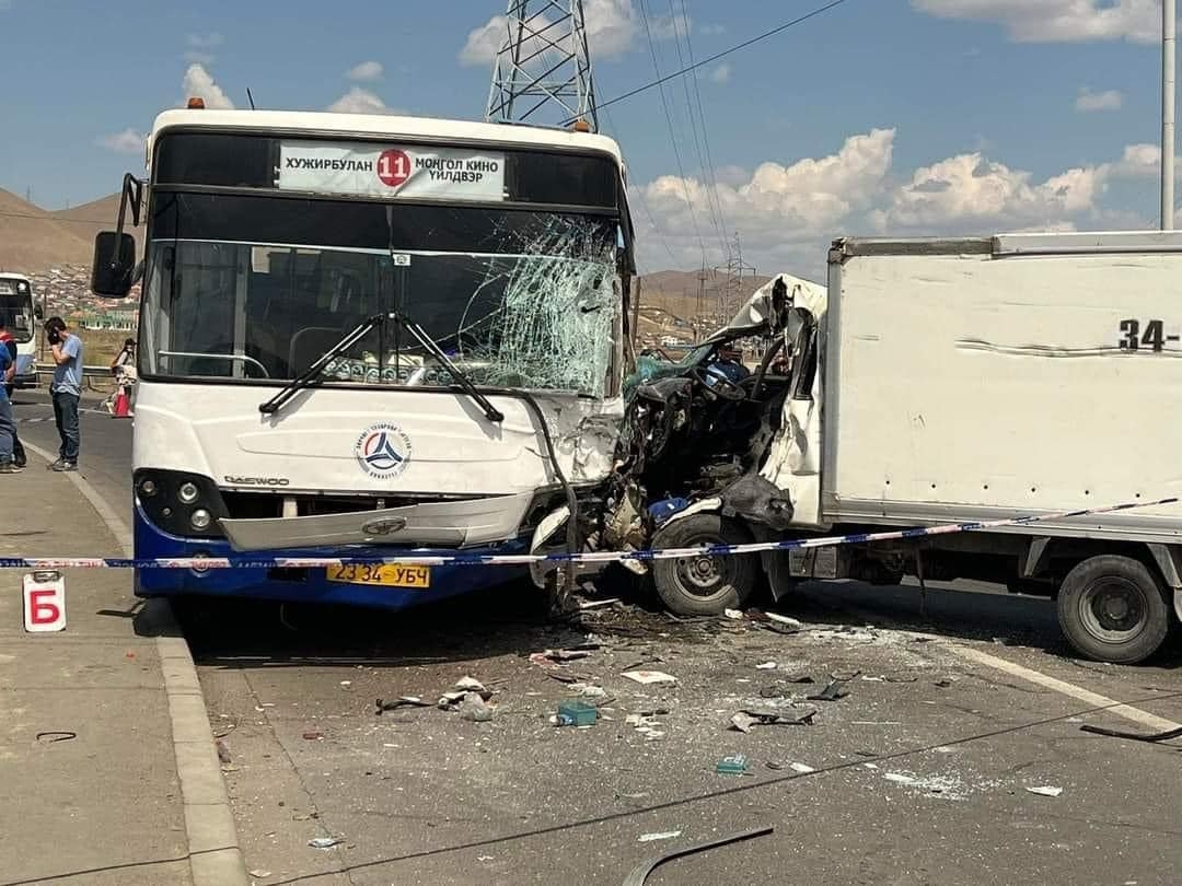 Улайстайн уулзвар дээр автобус, ачааны машинтай мөргөлдөж хоёр хүн нас баржээ