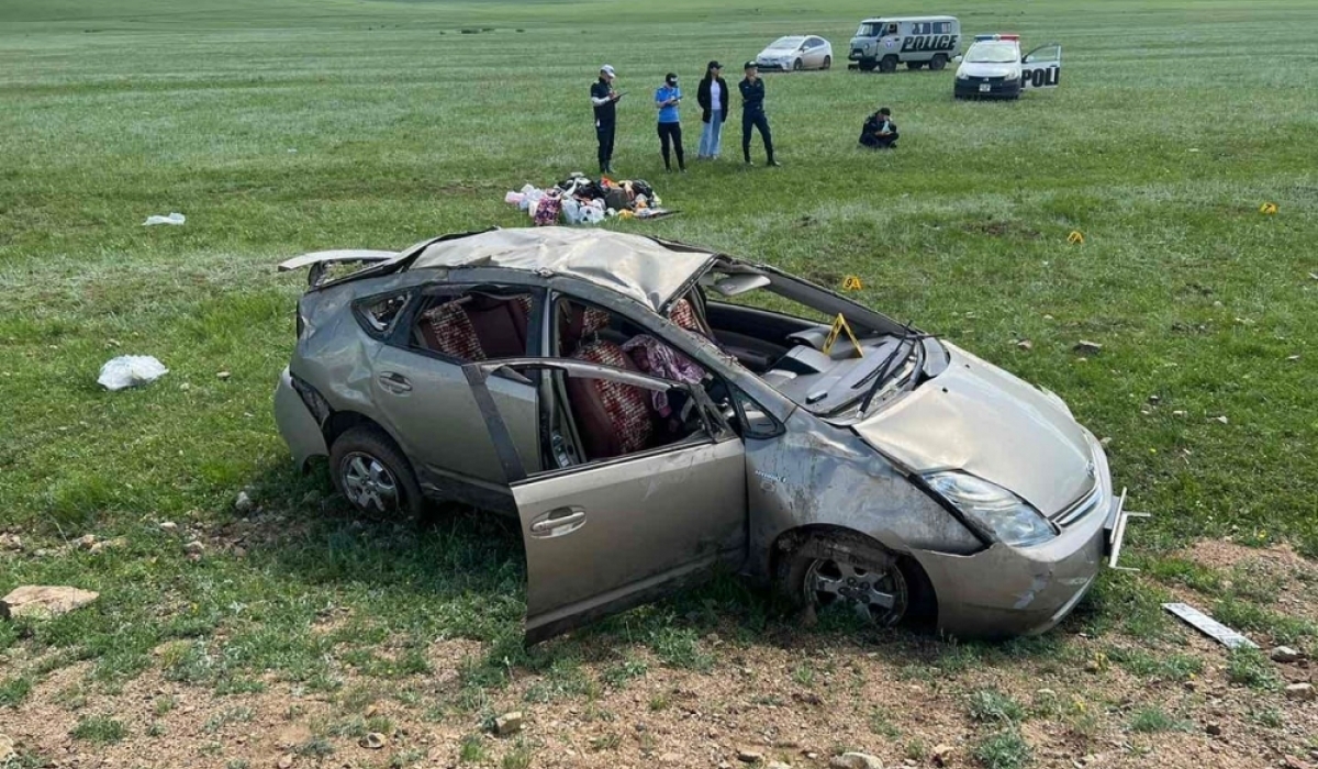 Toyota Prius 20 маркийн автомашин онхолдож, нэг зорчигч нас баржээ