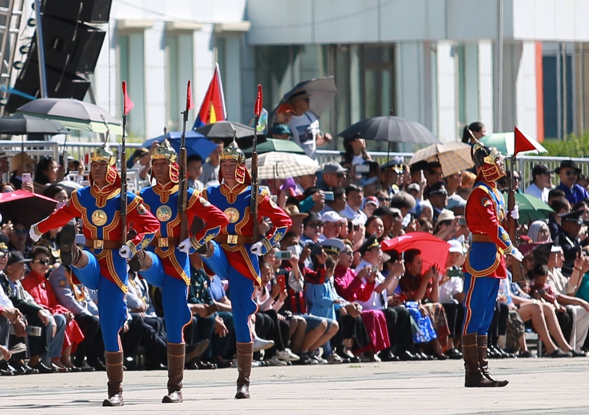 ФОТО: Төрийн далбааны өдөрт зориулсан ёслол хүндэтгэл, цэргийн ёслолын жагсаал боллоо