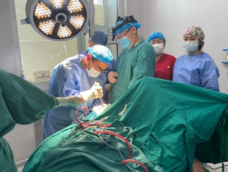 Хан-Уул дүүргийн Нэгдсэн эмнэлэг анх удаа тархины цусан хурааг авах мэс заслыг хийлээ