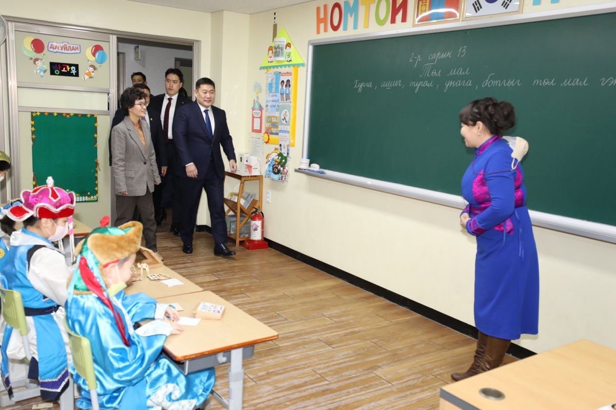 Ерөнхий сайд Сөүл дэх Монгол сургуулийн үйл ажиллагаатай танилцлаа