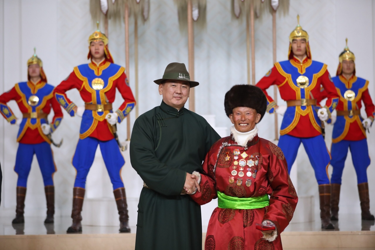 Хошой аварга малчин Бүдээгийн Равагт Монгол Улсын Хөдөлмөрийн баатар цол хүртээв