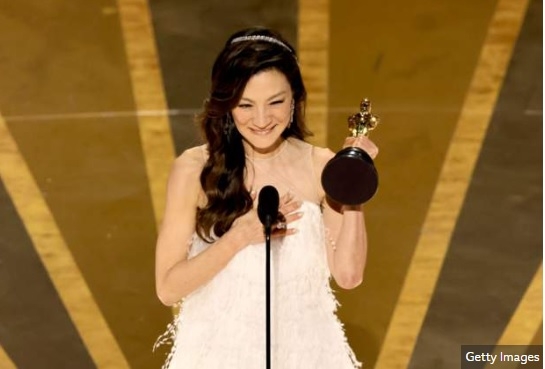 Оскар 2023: Мишель Ёо шилдэг эмэгтэй гол дүрийн шагнал хүртсэн анхны Ази эмэгтэй жүжигчин боллоо