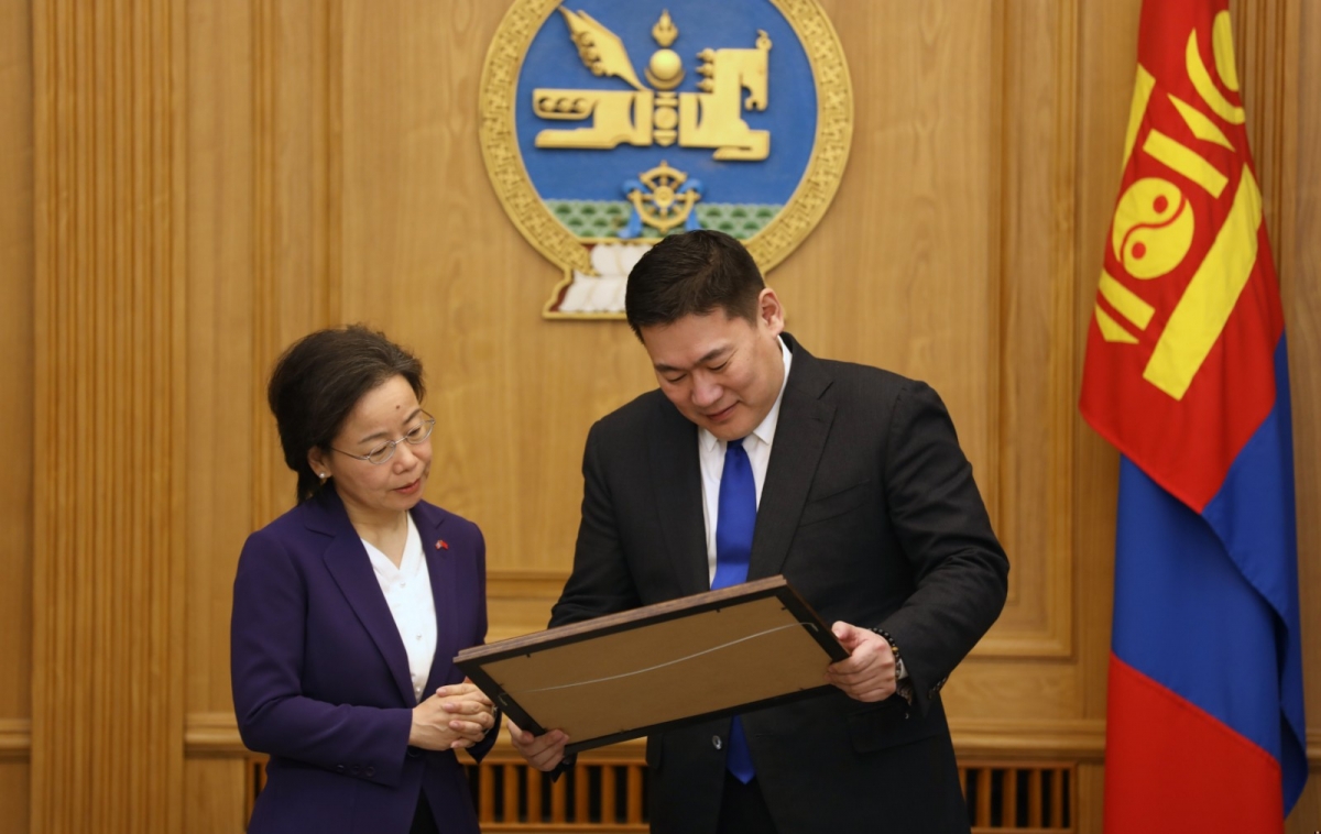БНХАУ-ын Засгийн газар, Өвөр Монголын өөртөө засах орны Ардын Засгийн газраас хандив илгээжээ
