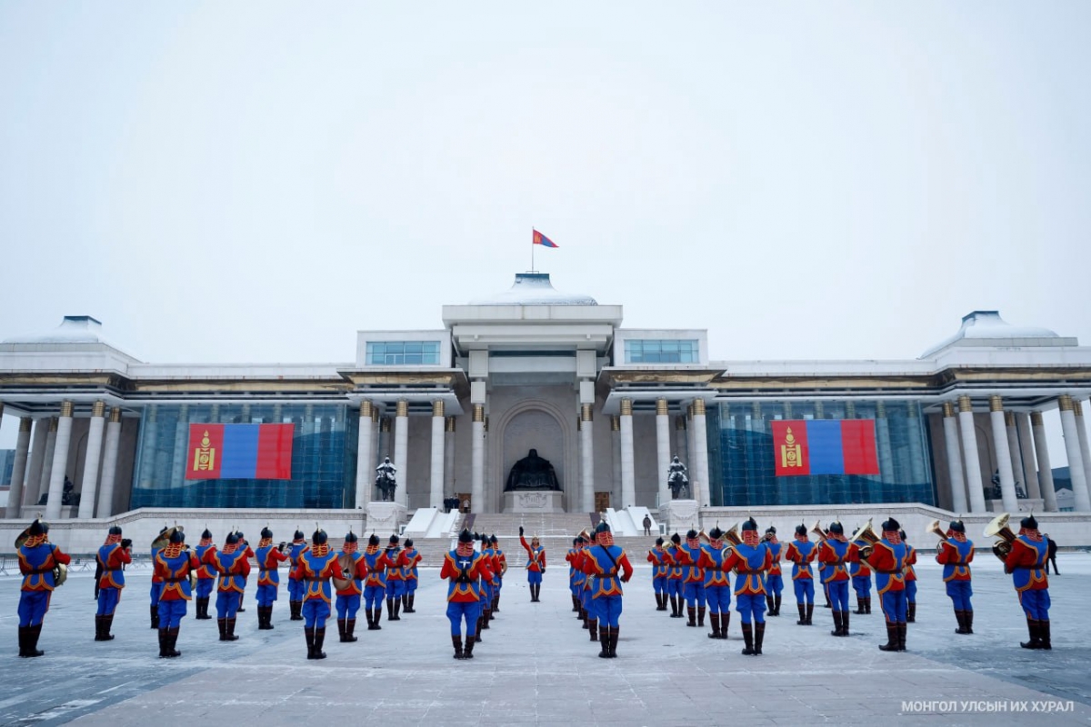 Монгол Улсын төрийн далбааг мандуулж, жанжин Д.Сүхбаатарын хөшөөнд цэцэг өргөлөө