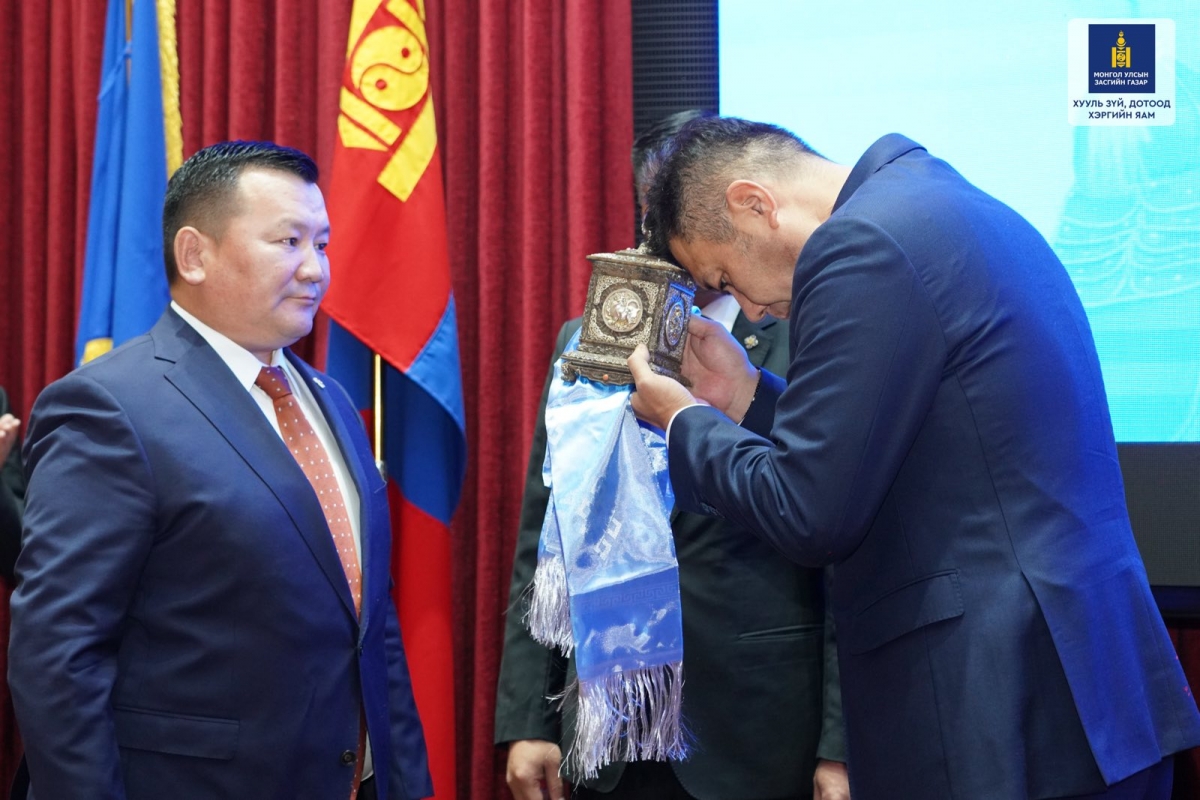 Хууль зүй, дотоод хэргийн сайд Б.Энхбаяр ажлаа хүлээн авлаа