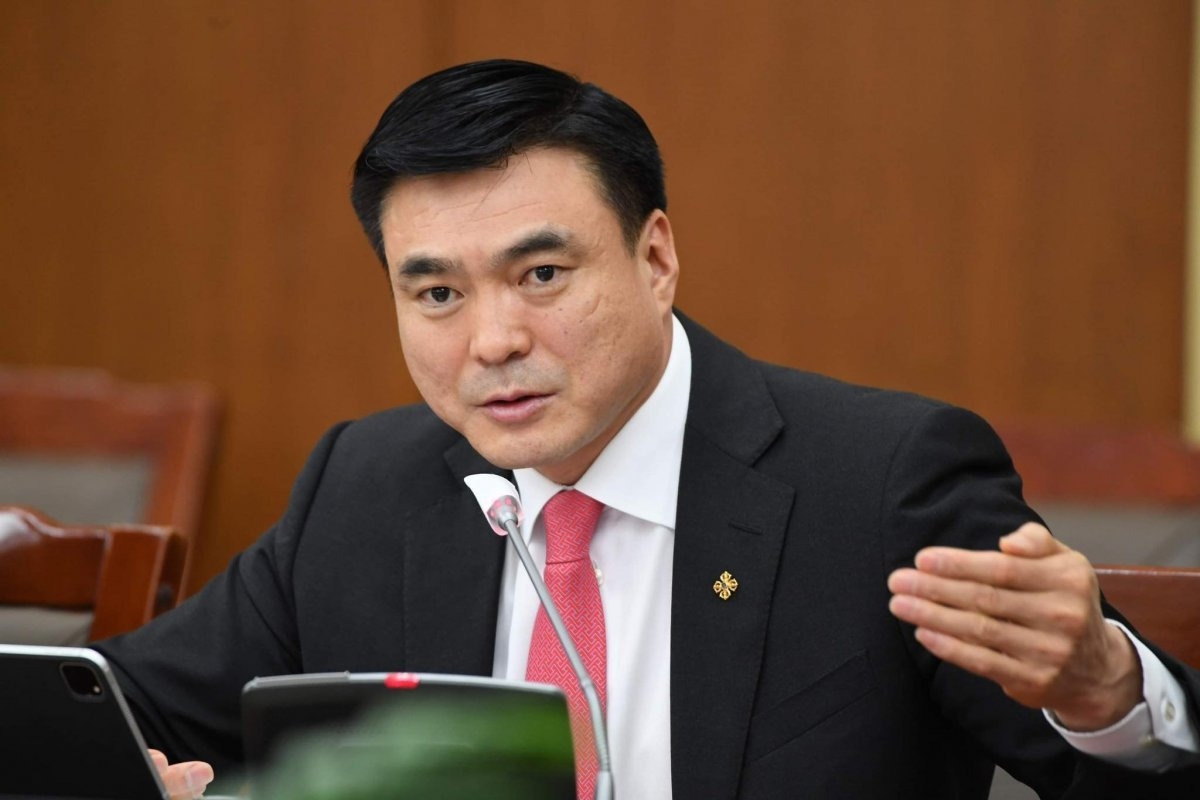 С.Амарсайхан хөөгдөв үү, өөрөө явав уу