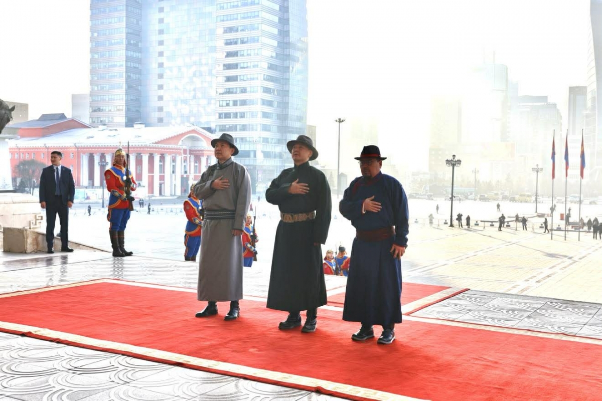 Эзэн Богд Чингис хааны хөшөөнд хүндэтгэл үзүүллээ