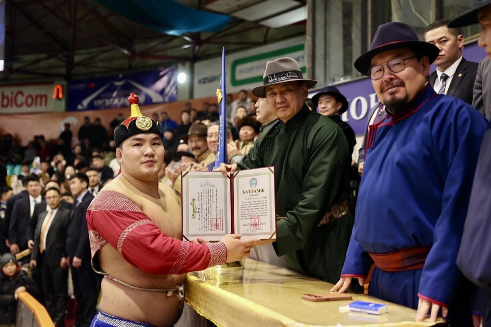 “Монгол бахархлын өдөр”-т зориулсан барилдаанд Улсын арслан Э.Батмагнай түрүүллээ