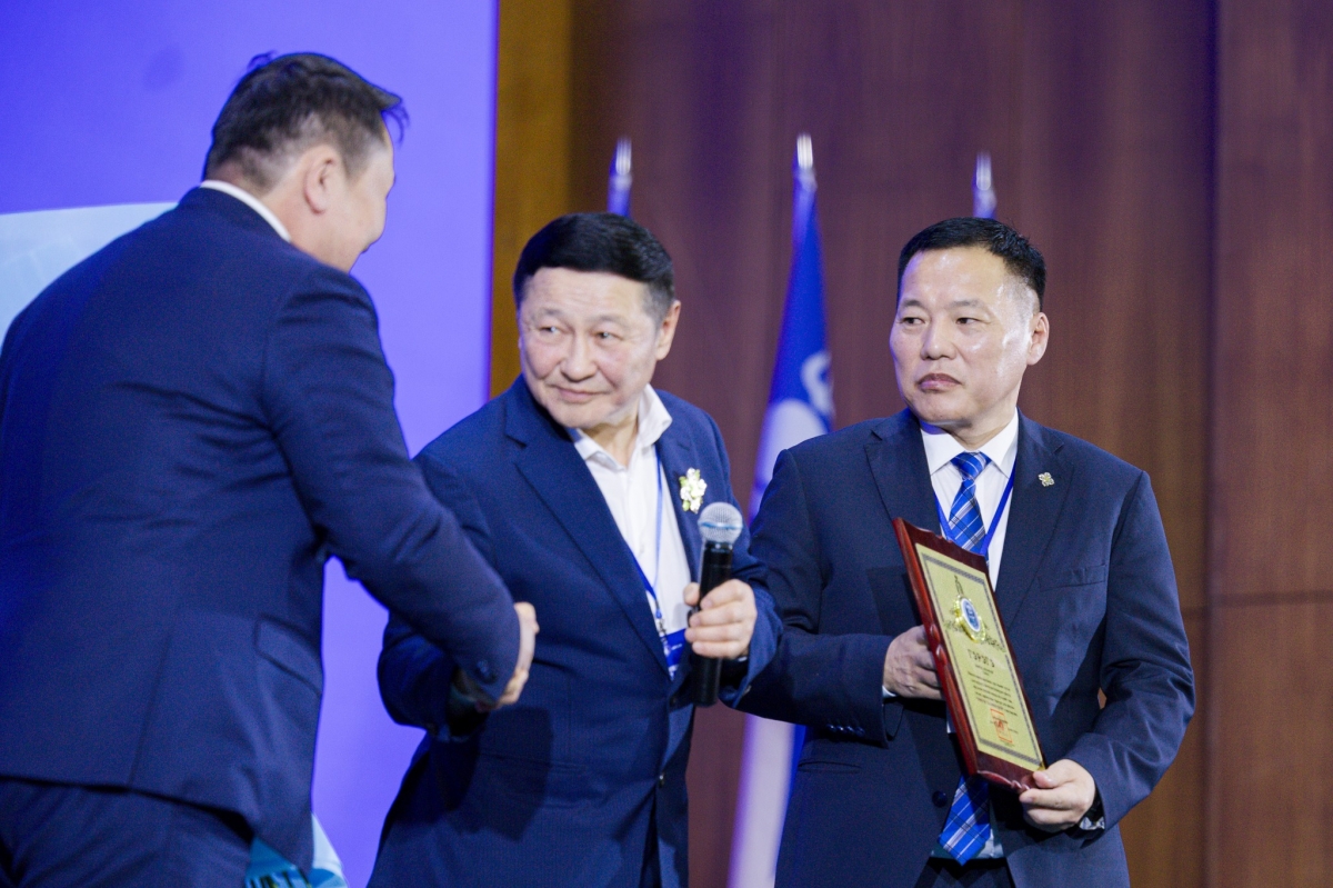 Ардчилсан намын дээд шагнал болох “Их Эзэн Чингис хаан” одонгоор Норовын Алтанхуяг шагнагдлаа