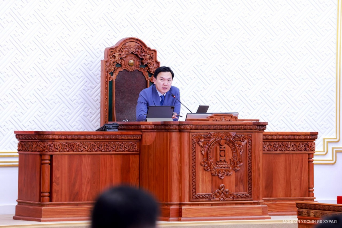 Хуулийн төслийг яаралтай хэлэлцэхийг дэмжиж, Засгийн газрын гишүүд тангараг өргөв