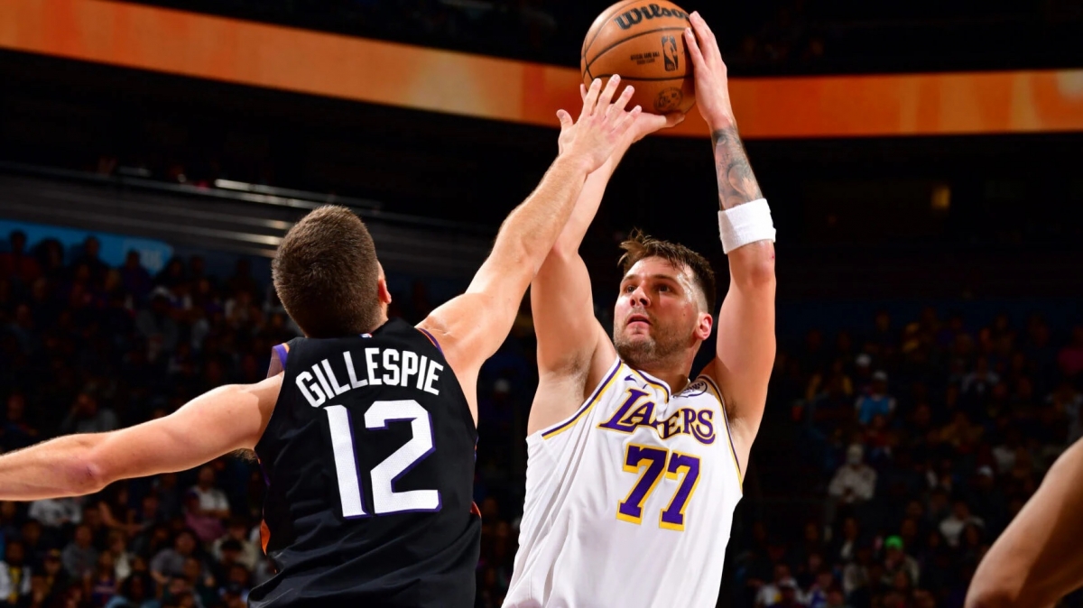 Лейкэрс улирлын 18 дахь хожлоо байгууллаа