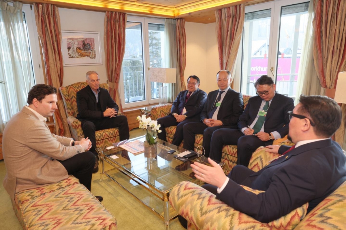 Г.Занданшатар Британийн Ерөнхий сайд асан Тони Блэйр нар Давост уулзав