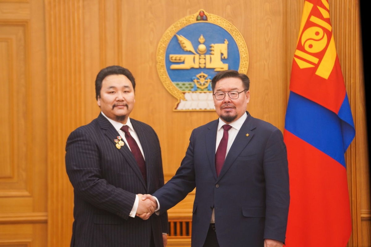 Ерөнхий сайд Г.Занданшатар нэрэмжит шагналаа Э.Амартүвшинд гардууллаа