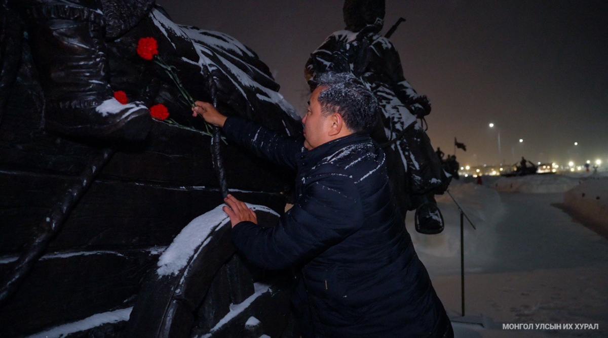 Б.Пүрэвдорж “Эх оронч” цэцэрлэгт хүрээлэн дэх монгол эрсийн хөшөөнд хүндэтгэл үзүүллээ