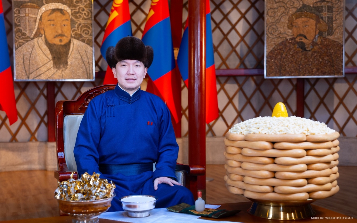 Н.Учрал “Сүрээр дарагч” хэмээх гал улаан морин жилийн Сар шинийн мэндчилгээ дэвшүүллээ