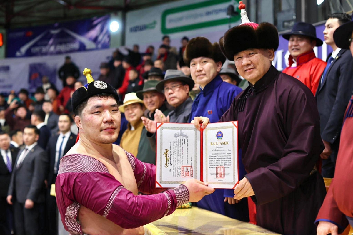 Сар шинийн баярт зориулсан хүчит бөхийн барилдаанд Улсын заан М.Лхагвагэрэл түрүүлэв