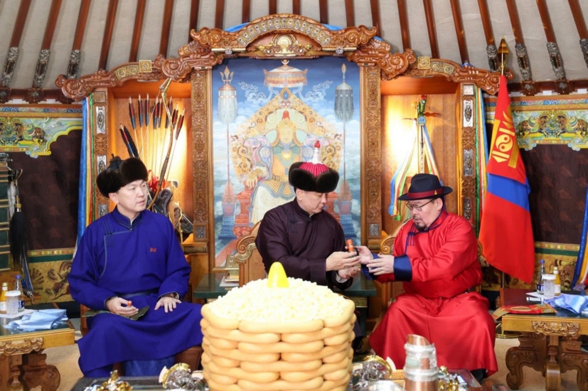 Ерөнхий сайд Г.Занданшатар ахмадуудад хүндэтгэл үзүүлж, золголоо