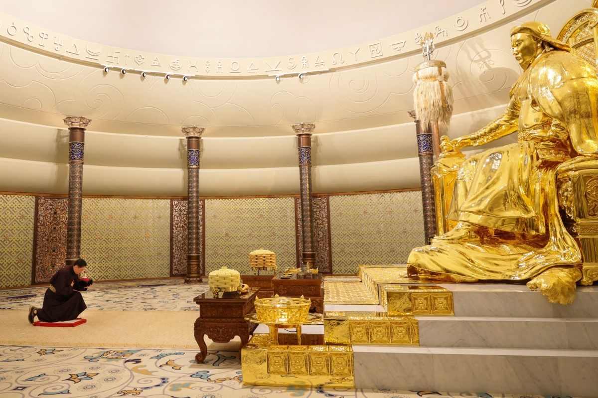 У.Хүрэлсүх Эзэн Богд Чингис хааны шүтээнд хүндэтгэл үзүүллээ