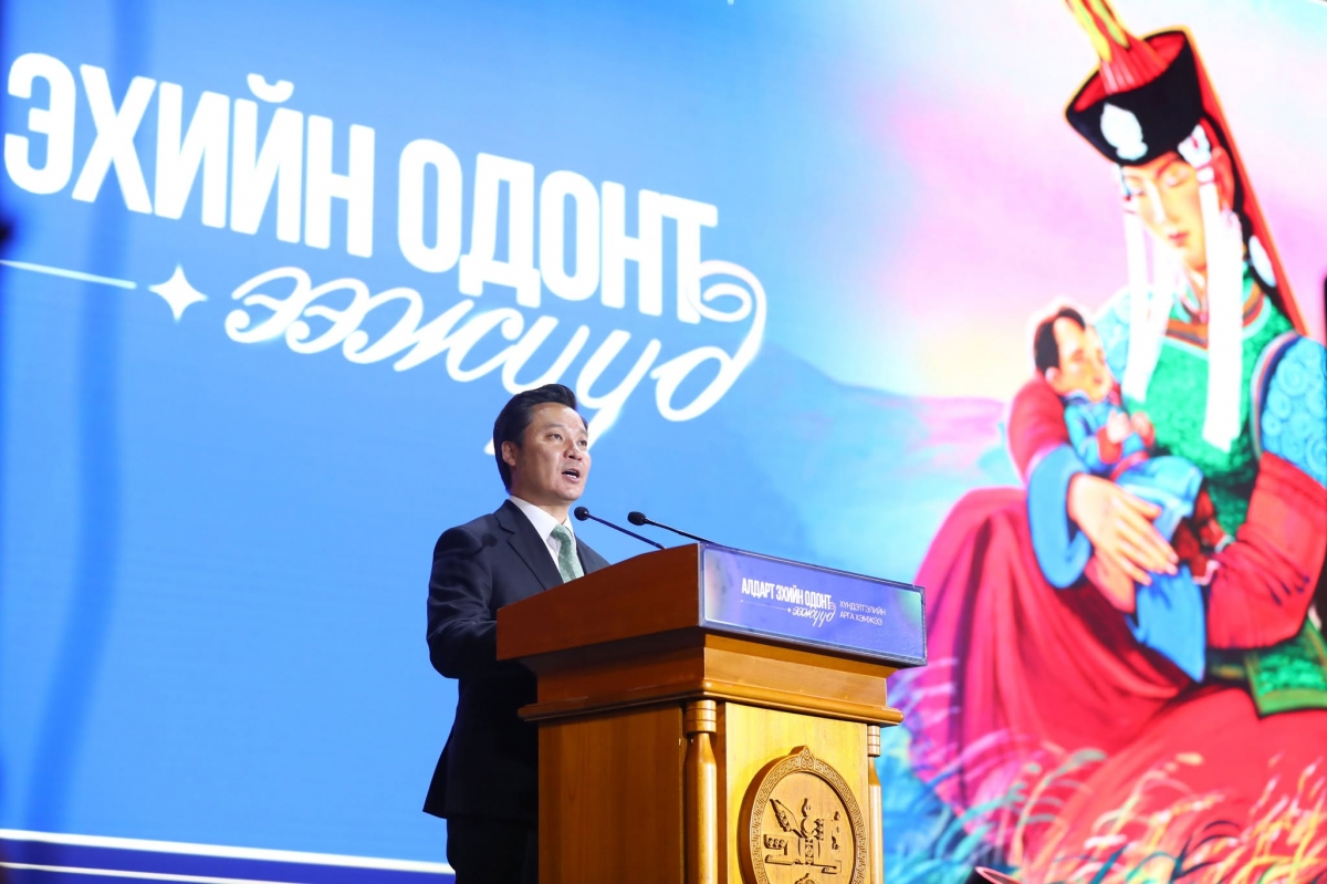  У.Хүрэлсүх ээжүүд, охид, бүсгүйчүүдэд талархал илэрхийлж, сайн сайхан бүхнийг хүсэн ерөөв