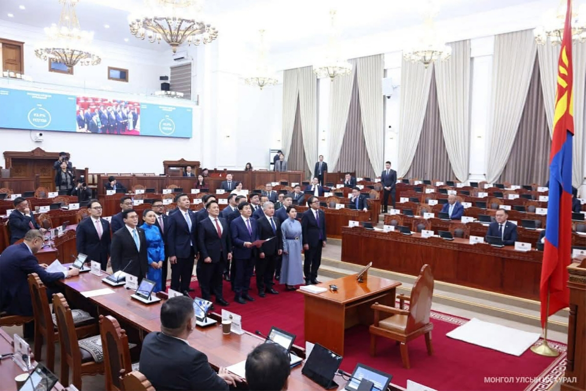 Н.Учралын Засгийн газар: Найман сайд улирч, 11 сайдыг шинээр томиллоо