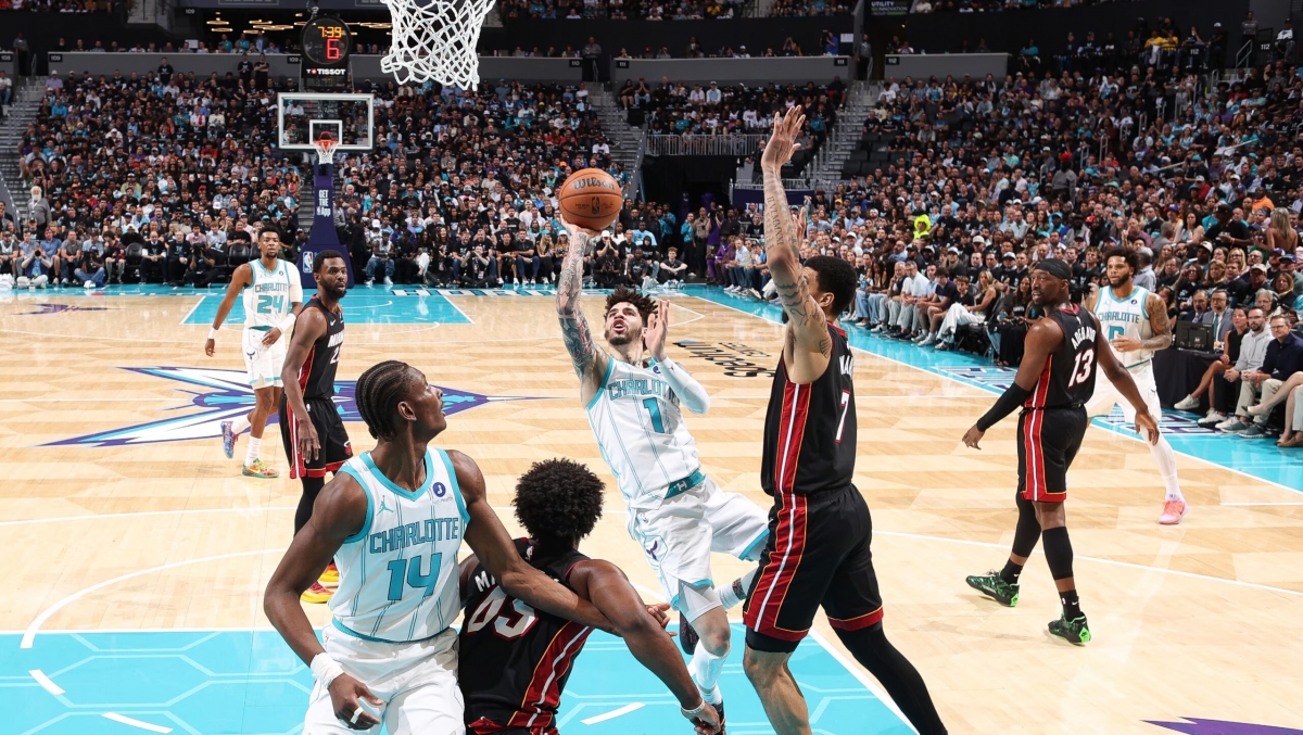 Шарлот Хорнетс эцсийн мөчид Миами Хит багийг хожлоо