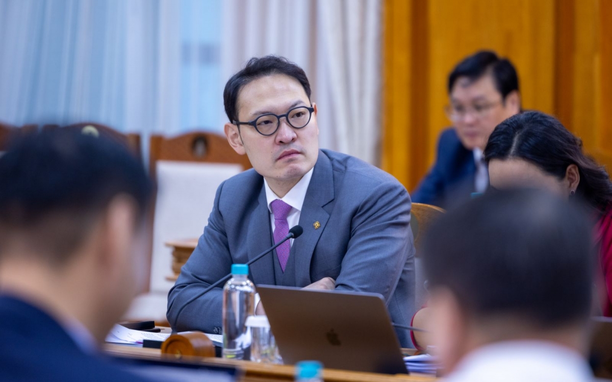 Эрүүл мэндийн салбарынхан нэмэгдсэн цалингаасаа нэмэгдлээ тооцуулна