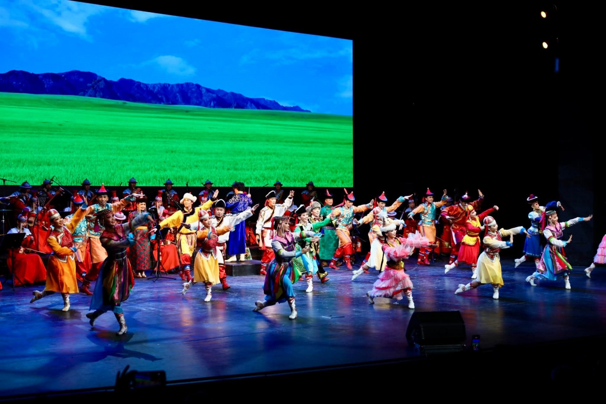 Уран бүтээлчид Астана хотноо анх удаа “Монголын сайхан орон” тоглолтоо өргөн барилаа