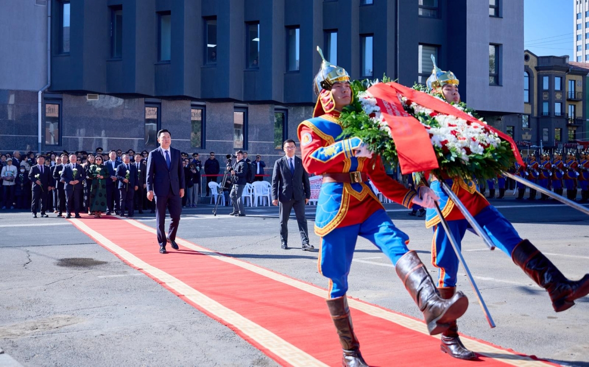 Монгол Улсын Ерөнхий сайд Хэлмэгдэгсдийн хөшөөнд цэцэг өргөж, хүндэтгэл үзүүлэв
