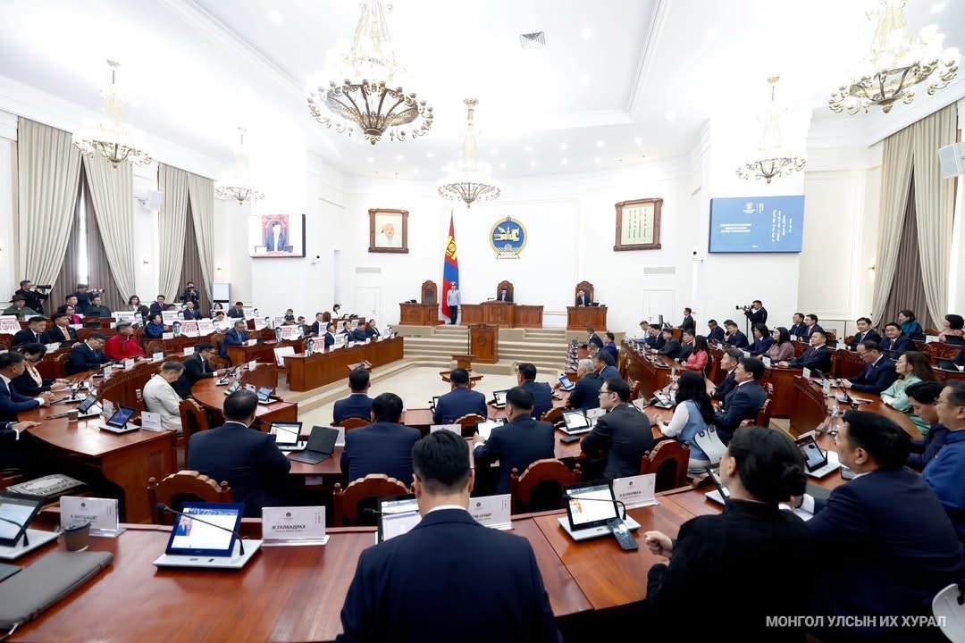 Улс төрийн ширүүхэн мэдэгдлүүдтэй намрын чуулган нээлтээ хийв