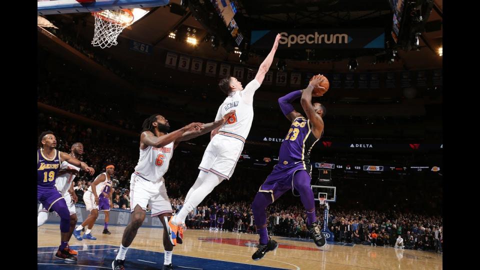 Леброн Жеймс хаалтанд орж Лейкэрс хожигдлоо