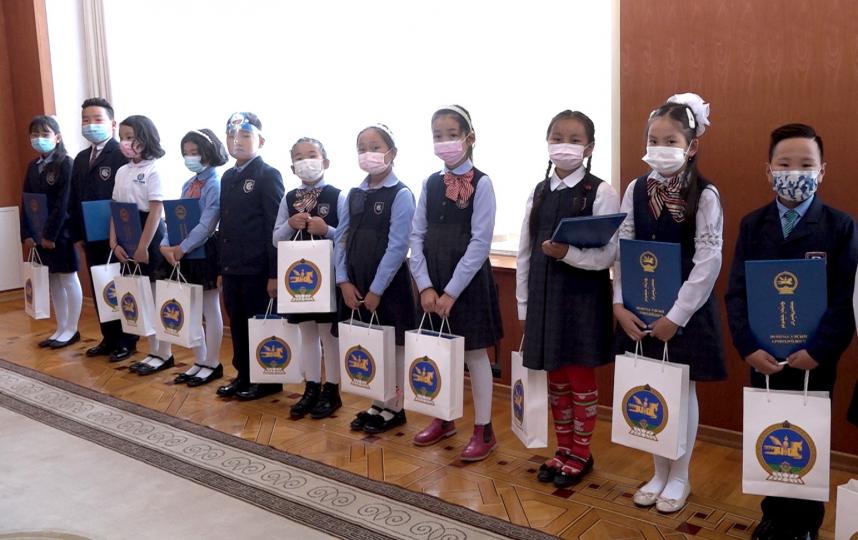 “Эх орон надаас эхэлнэ” уралдааны шилдэг оролцогчдыг урамшууллаа