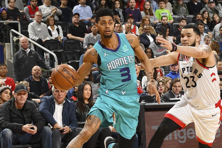 Шарлот Хорнетс сүүлийн мөчид Торонто Репторс багийг буулгаж авлаа